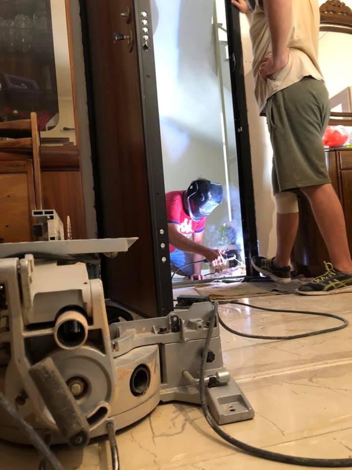 Τοποθέτηση πόρτας ασφαλείας — φωτογραφία 7