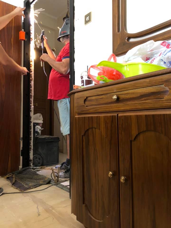 Τοποθέτηση πόρτας ασφαλείας — φωτογραφία 9